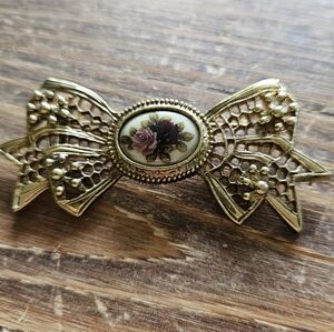 Elegant Gold Floral Brooch